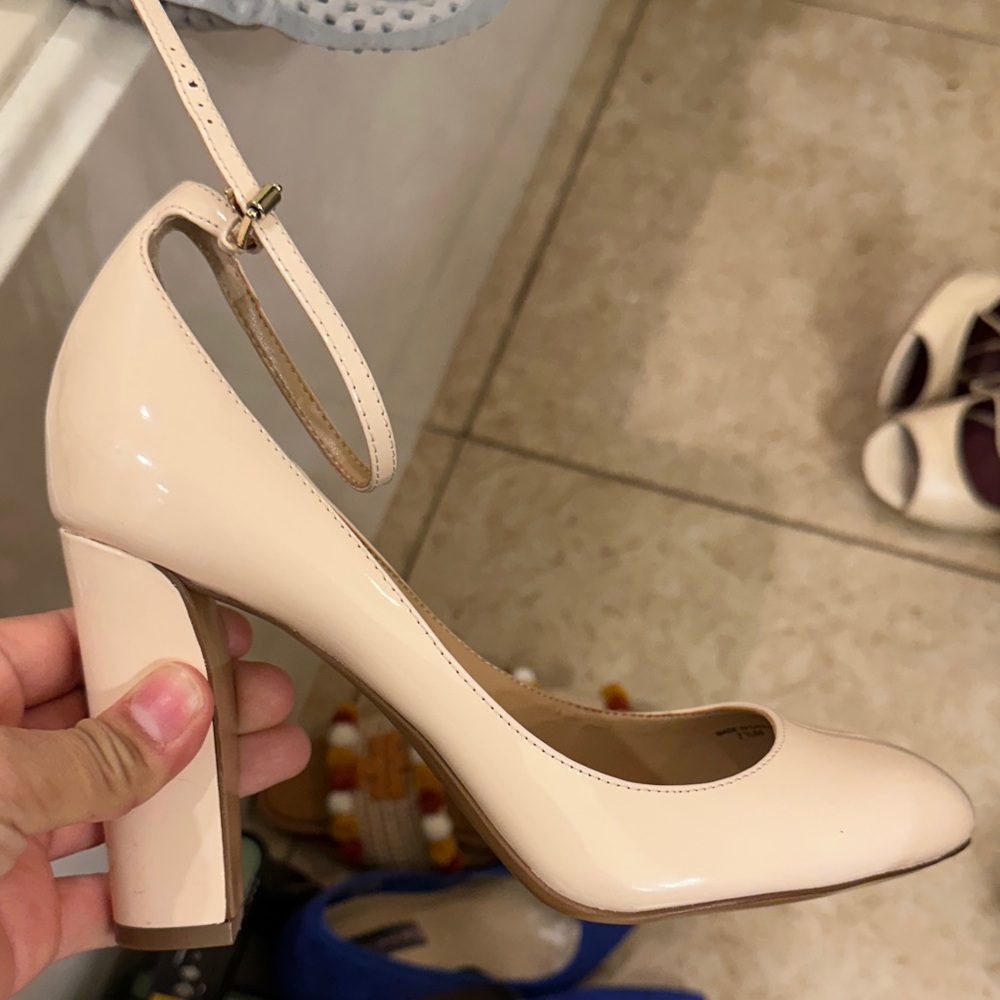 New Banana Republic Leather Cream Ankle Strap Heels